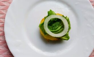 Добавление кольца маринованного лука на картофель