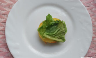 Ломтик картофеля с листом салата для закуски