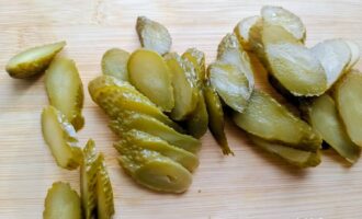 Маринованные огурцы, нарезанные тонкими кружками