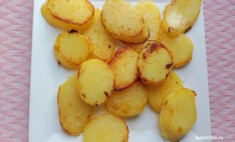 Обжаренныи картофель, выложенныи на бумажное полотенце