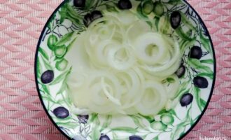 Лук в маринаде из воды, уксуса, сахара и соли