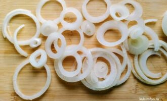 Нарезка репчатого лука кольцами для маринования