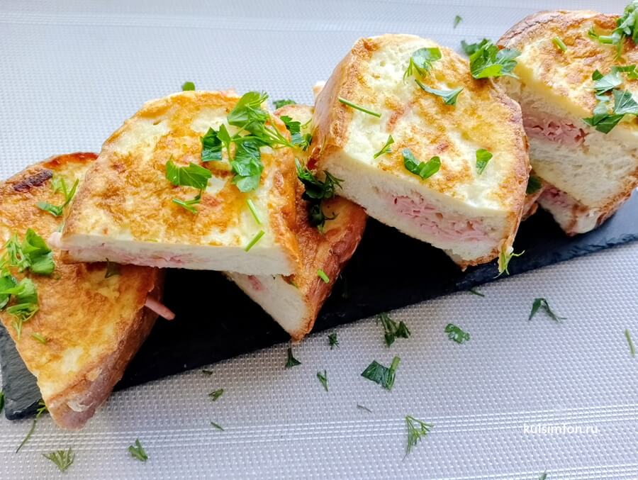 Горячие бутерброды с колбасой и сыром на сковороде