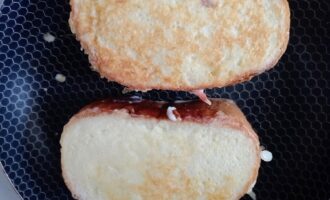 Обжаривание горячих бутербродов на сковороде