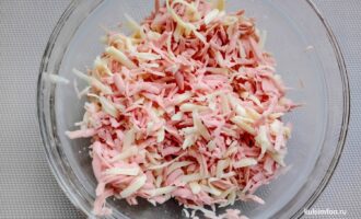 Смесь тертого сыра и колбасы для начинки бутербродов