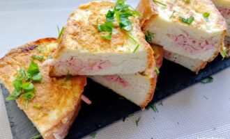 Готовые горячие бутерброды с колбасой и сыром