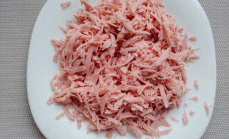 Колбаса, натертая на крупнои терке