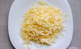Сыр, натертый на крупной терке