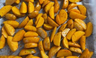 Картофель по-деревенски со специями и растительным маслом на противне