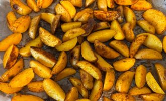 Картофель по-деревенски запекается в духовке до румяной корочки