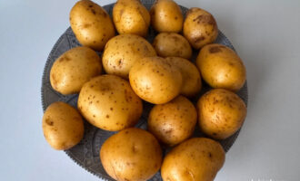 Картофель для картофеля по-деревенски, вымытый и неочищенный