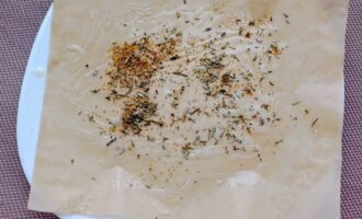 Пергамент с маслом и специями для жарки куриных отбивных