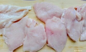 Куриное филе нарезано пластами для отбивных
