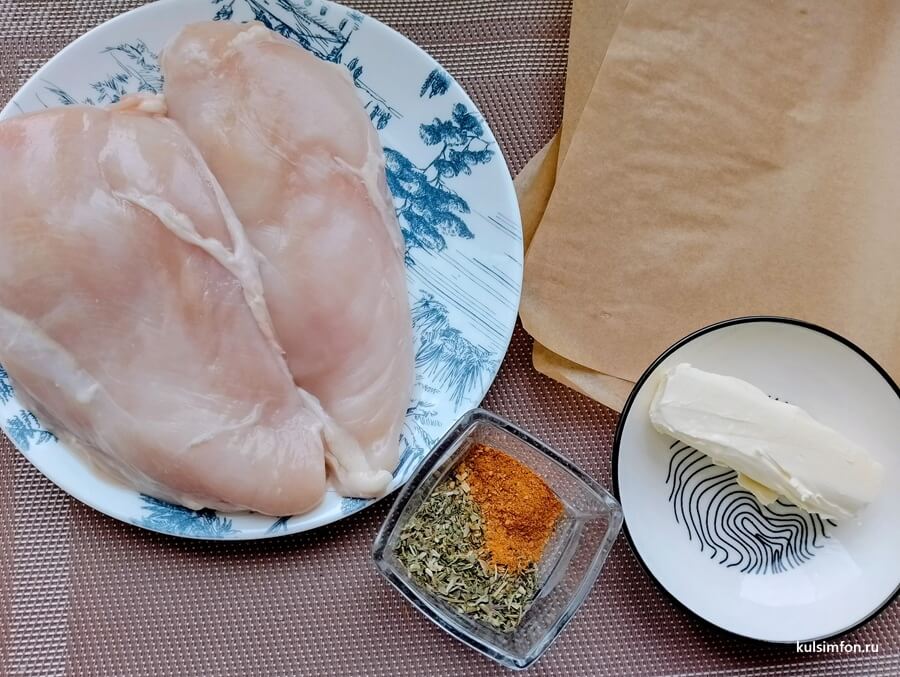 Куриная грудка, сливочное масло и специи для отбивных
