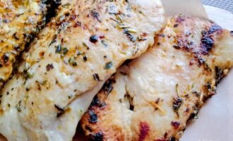 Готовые сочные куриные отбивные с золотистой корочкой