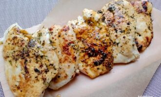Куриные отбивные в пергаменте на сковороде с румяной корочкой