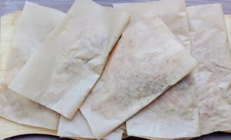 Подготовленные куриные отбивные в пергаменте