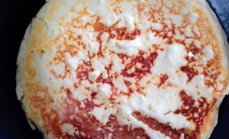 Обжаривание ленивого хачапури на сковороде