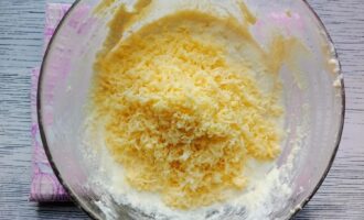 Добавление тертого сыра в тесто