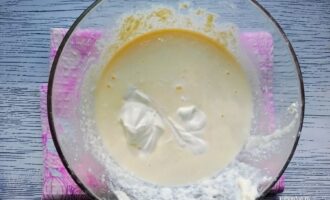 Добавление сметаны в творожную массу