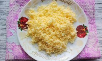 Тертый сыр для ленивого хачапури на сковороде