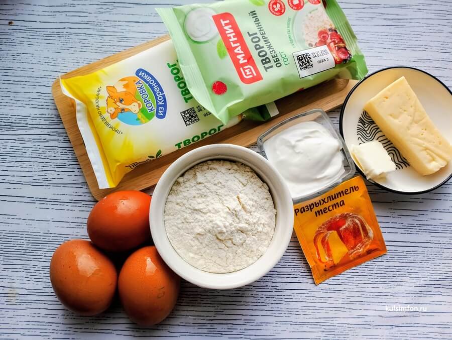 Ингредиенты для ленивого хачапури на сковороде: творог, сыр, яйца, мука