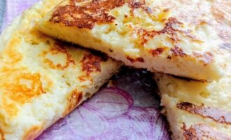 Ленивый хачапури на сковороде с творогом и сыром в разрезе