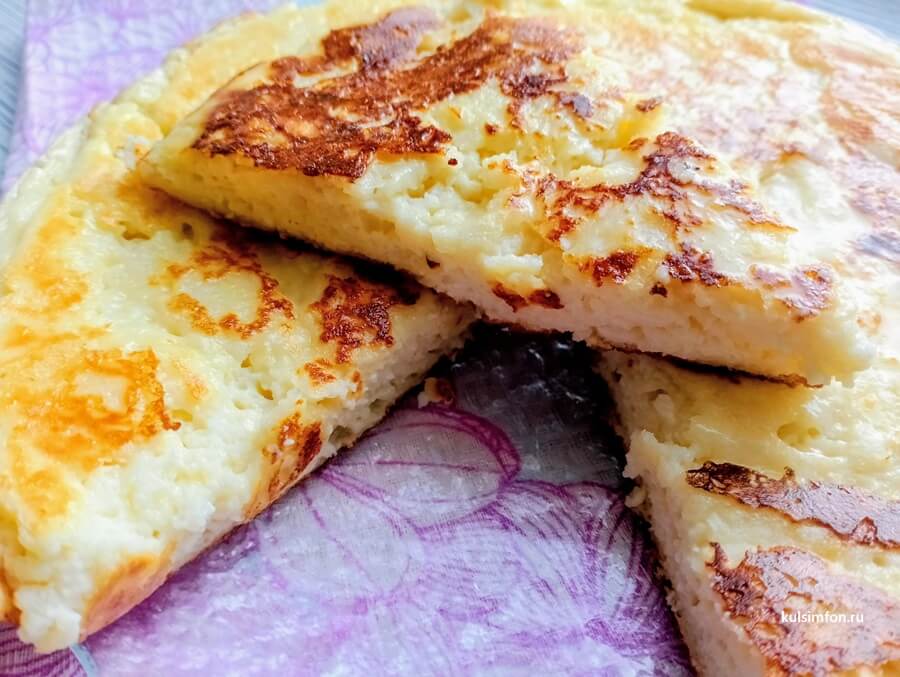 Ленивый хачапури на сковороде с творогом и сыром в разрезе