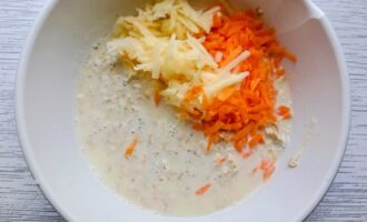 Яблоко и морковь, добавленные в овсяное тесто