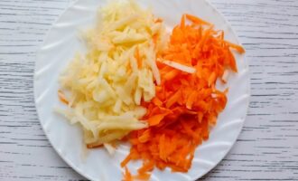 Натертые яблоко и морковь на тарелке