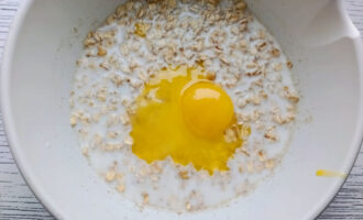 Желток, добавленный к набухшим овсяным хлопьям