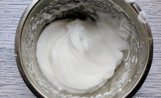 Взбитые в крепкую пену яичные белки