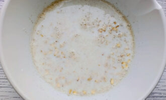 Овсяные хлопья, залитые теплым молоком