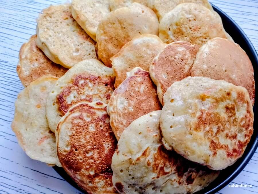 Овсяные оладьи с морковью и яблоком на тарелке