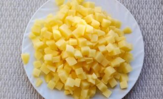 Картофель, нарезанный небольшими кубиками