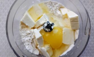 Масло, мука и яйцо для приготовления теста