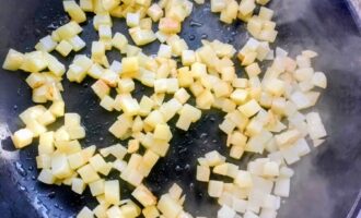 Обжаренный картофель на сковороде