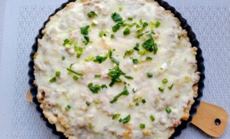 Пирог с фаршем и картофелем после выпечки