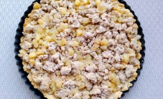 Начинка, выложенная на тесто в форм