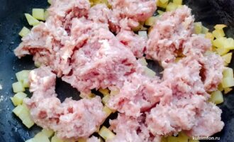 Фарш с картофелем на этапе приготовления начинки