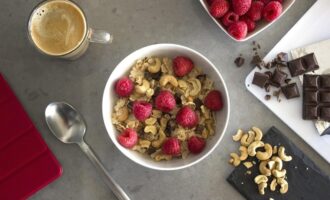 Полезные продукты для хорошего настроения: овсянка с ягодами, орехами и темным шоколадом