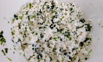 Творожная масса с зеленью и мукой