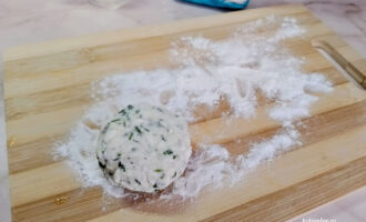 Сформированный сырник с начинкой