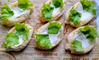 Лодочки из слоеного теста с творожным сыром и листьями салата