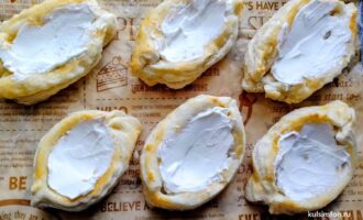 Лодочки из слоеного теста с творожным сыром