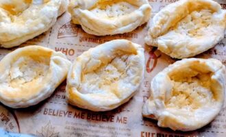 Испеченные лодочки из слоеного теста