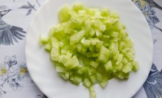 Нарезанный свежий огурец кубиком