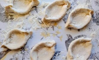 Формирование лодочек из слоеного теста