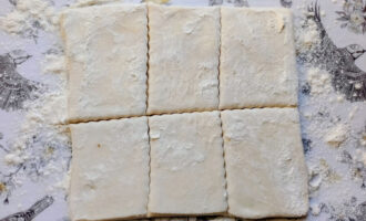 Слоеное тесто разрезанное на прямоугольники