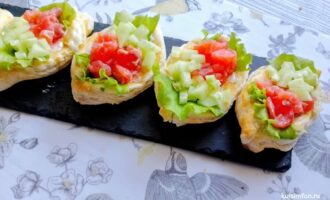 Готовая закуска из слоеного теста с красной рыбой и огурцом